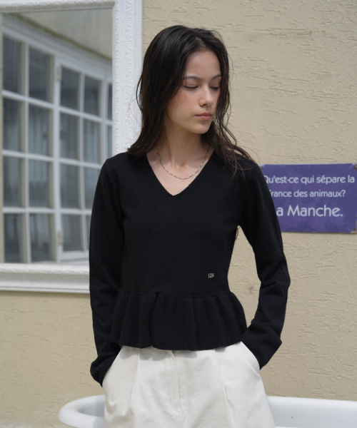 DEHEVE（デヘヴェ）の「V-neck Flare Shirring Knit [Black]（ニット/セーター・レディース・ブラック・FREE）」の3枚目の写真