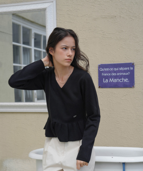 DEHEVE（デヘヴェ）の「V-neck Flare Shirring Knit [Black]（ニット/セーター・レディース・ブラック・FREE）」の5枚目の写真