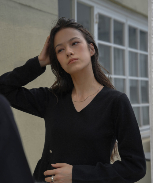 DEHEVE（デヘヴェ）の「V-neck Flare Shirring Knit [Black]（ニット/セーター・レディース・ブラック・FREE）」の6枚目の写真