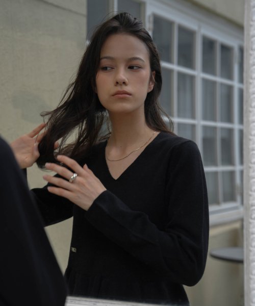 DEHEVE（デヘヴェ）の「V-neck Flare Shirring Knit [Black]（ニット/セーター・レディース・ブラック・FREE）」の7枚目の写真