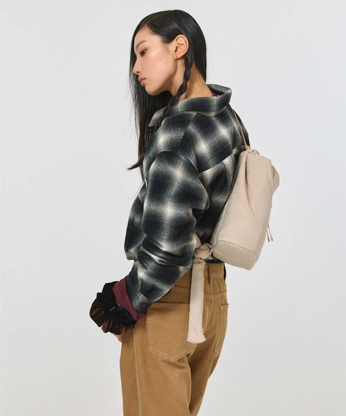 EMIS（イミス）の「PADDED ZIP POCKET SLING BAG（ショルダーバッグ・レディース・ベージュ/ネイビー・FREE）」の5枚目の写真