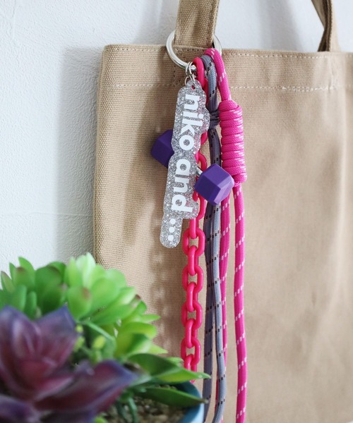 niko and...(ニコアンド)の「ダンベルロゴチャーム(チャーム・レディース・ピンク/ライトグリーン/オレンジ・0)」の3枚目の写真