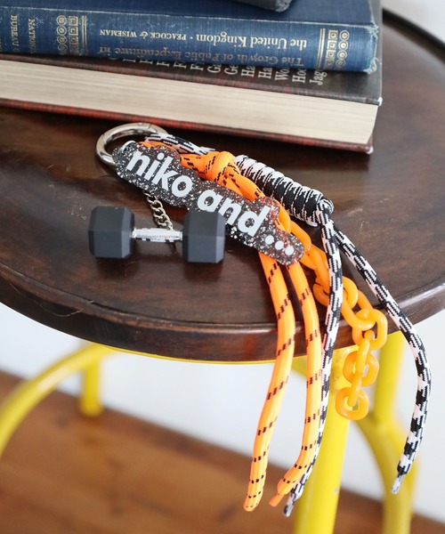 niko and...(ニコアンド)の「ダンベルロゴチャーム(チャーム・レディース・ピンク/ライトグリーン/オレンジ・0)」の1枚目の写真