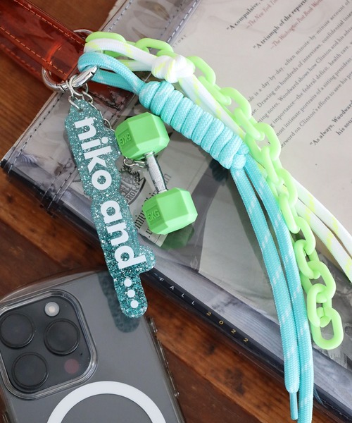 niko and...(ニコアンド)の「ダンベルロゴチャーム(チャーム・レディース・ピンク/ライトグリーン/オレンジ・0)」の2枚目の写真