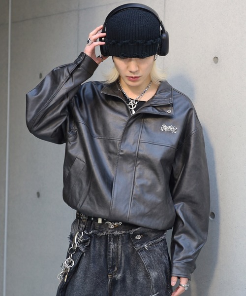 ATMARK(アットマーク)の「《2サイズ展開 / UNISEX 》ATMARK グラフィティロゴ ヴィンテージレザースタンドブルゾン(ブルゾン・レディース・ブラック/ブラウン・M/L)」の2枚目の写真
