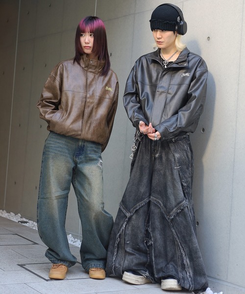 ATMARK(アットマーク)の「《2サイズ展開 / UNISEX 》ATMARK グラフィティロゴ ヴィンテージレザースタンドブルゾン(ブルゾン・レディース・ブラック/ブラウン・M/L)」の3枚目の写真