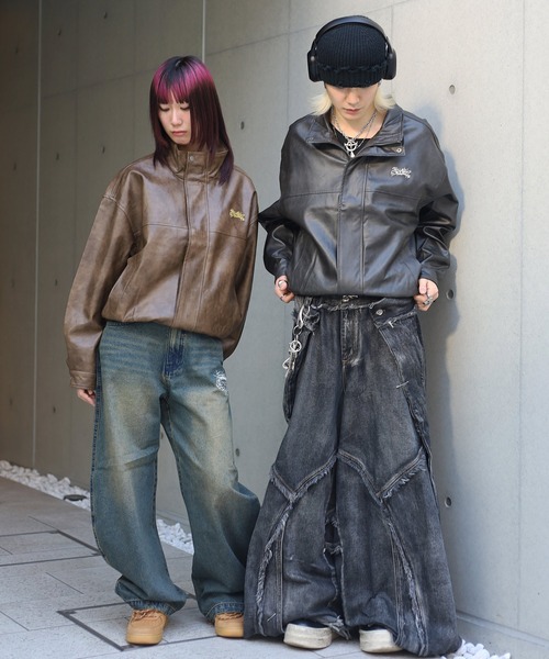 ATMARK(アットマーク)の「《2サイズ展開 / UNISEX 》ATMARK グラフィティロゴ ヴィンテージレザースタンドブルゾン(ブルゾン・レディース・ブラック/ブラウン・M/L)」の4枚目の写真