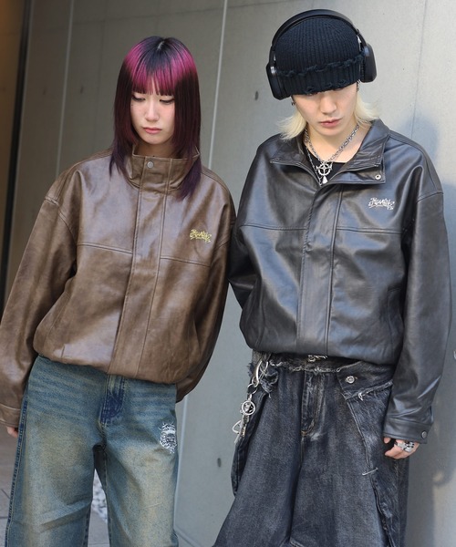 ATMARK(アットマーク)の「《2サイズ展開 / UNISEX 》ATMARK グラフィティロゴ ヴィンテージレザースタンドブルゾン(ブルゾン・レディース・ブラック/ブラウン・M/L)」の5枚目の写真