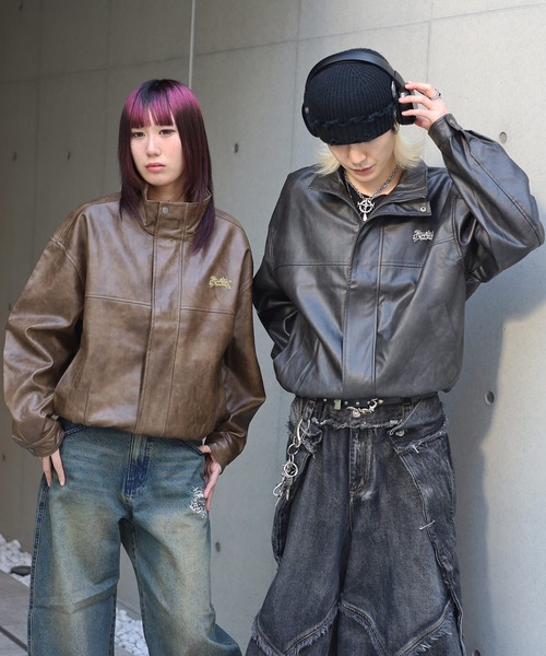 ATMARK(アットマーク)の「《2サイズ展開 / UNISEX 》ATMARK グラフィティロゴ ヴィンテージレザースタンドブルゾン(ブルゾン・レディース・ブラック/ブラウン・M/L)」の6枚目の写真