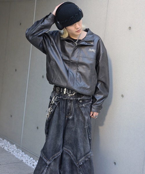 ATMARK(アットマーク)の「《2サイズ展開 / UNISEX 》ATMARK グラフィティロゴ ヴィンテージレザースタンドブルゾン(ブルゾン・レディース・ブラック/ブラウン・M/L)」の7枚目の写真