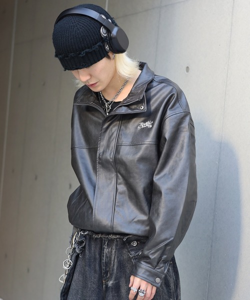 ATMARK(アットマーク)の「《2サイズ展開 / UNISEX 》ATMARK グラフィティロゴ ヴィンテージレザースタンドブルゾン(ブルゾン・レディース・ブラック/ブラウン・M/L)」の9枚目の写真