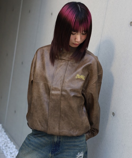 ATMARK(アットマーク)の「《2サイズ展開 / UNISEX 》ATMARK グラフィティロゴ ヴィンテージレザースタンドブルゾン(ブルゾン・レディース・ブラック/ブラウン・M/L)」の12枚目の写真