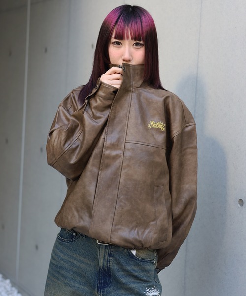 ATMARK(アットマーク)の「《2サイズ展開 / UNISEX 》ATMARK グラフィティロゴ ヴィンテージレザースタンドブルゾン(ブルゾン・レディース・ブラック/ブラウン・M/L)」の13枚目の写真