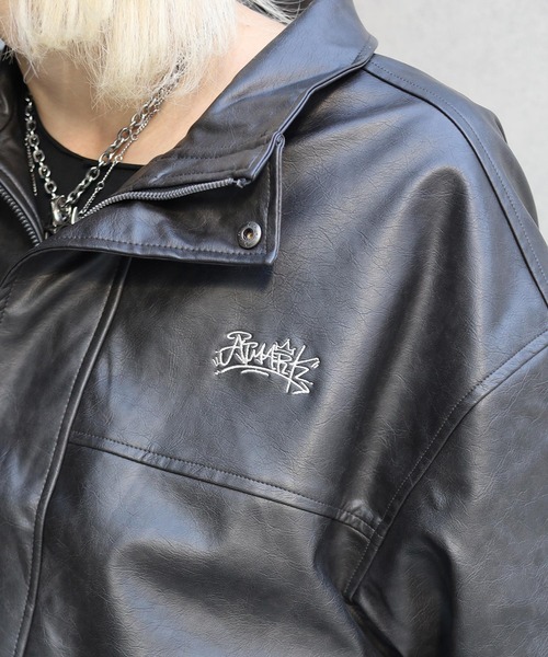 ATMARK(アットマーク)の「《2サイズ展開 / UNISEX 》ATMARK グラフィティロゴ ヴィンテージレザースタンドブルゾン(ブルゾン・レディース・ブラック/ブラウン・M/L)」の14枚目の写真