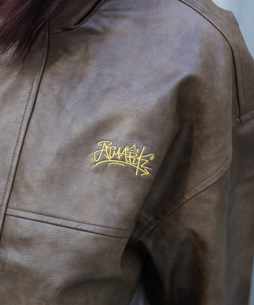 ATMARK(アットマーク)の「《2サイズ展開 / UNISEX 》ATMARK グラフィティロゴ ヴィンテージレザースタンドブルゾン(ブルゾン・レディース・ブラック/ブラウン・M/L)」の15枚目の写真