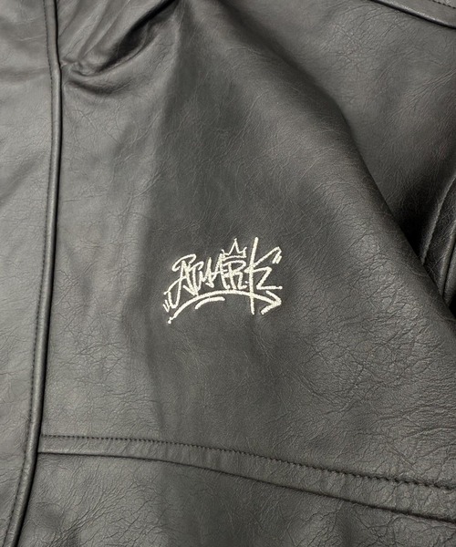 ATMARK(アットマーク)の「《2サイズ展開 / UNISEX 》ATMARK グラフィティロゴ ヴィンテージレザースタンドブルゾン(ブルゾン・レディース・ブラック/ブラウン・M/L)」の19枚目の写真