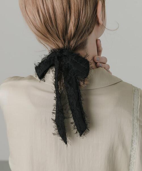 SMELLY（スメリー）の「シアーフリンジリボンヘアカフ（ヘアゴム・レディース・ブラック・-）」の2枚目の写真