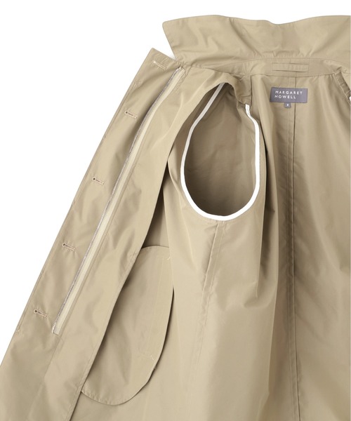 MARGARET HOWELL(マーガレットハウエル)の「DENSE COTTON NYLON POPLIN(ステンカラーコート・レディース・ネイビー/セージグリーン・2/1)」の9枚目の写真
