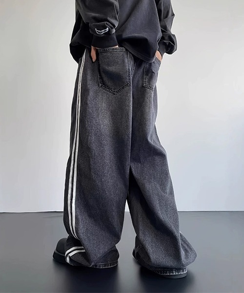 VIBGYOR(ヴィブジョー)の「サイドラインブラックデニムワイドパンツ(NEZ)(デニムパンツ・メンズ・ブラック・FREE)」の2枚目の写真