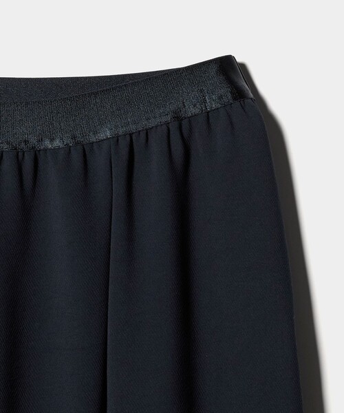 UNITED ARROWS（ユナイテッドアローズ）の「COMFY ラップ マキシスカート ‐防汚 UVカット ウォッシャブル‐（スカート・レディース・ネイビー/ブラック・36/38）」の8枚目の写真