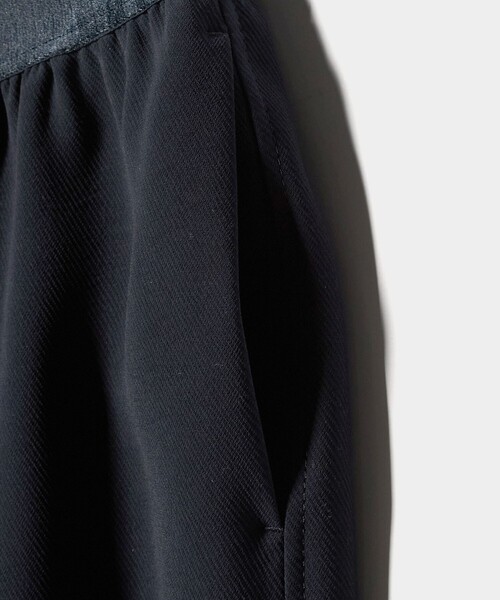 UNITED ARROWS（ユナイテッドアローズ）の「COMFY ラップ マキシスカート ‐防汚 UVカット ウォッシャブル‐（スカート・レディース・ネイビー/ブラック・36/38）」の7枚目の写真