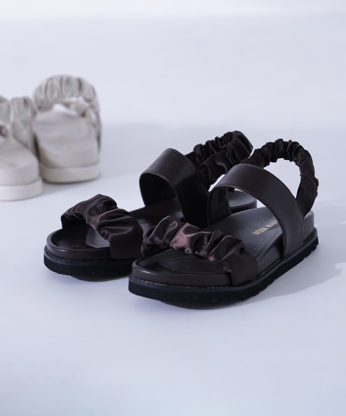 NATURAL BEAUTY BASIC（ナチュラルビューティーベーシック）の「◇サテンリラクシーサンダル（サンダル・レディース・ダークブラウン/オフホワイト・SMALL/MEDIUM/LARGE）」の2枚目の写真