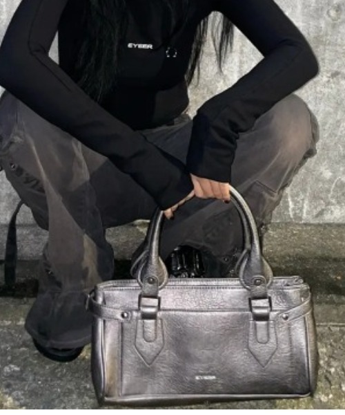 EYEER(イワイイアル)の「◇EYEER◇ブランド直輸入正規品/ER スクエア ショルダー バッグ ER SQUARE SHOULDER BAG(ショルダーバッグ・レディース・レッド/グレー/ブラック・S)」の3枚目の写真