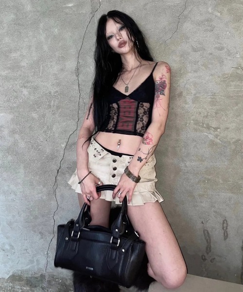 EYEER(イワイイアル)の「◇EYEER◇ブランド直輸入正規品/ER スクエア ショルダー バッグ ER SQUARE SHOULDER BAG(ショルダーバッグ・レディース・レッド/グレー/ブラック・S)」の4枚目の写真