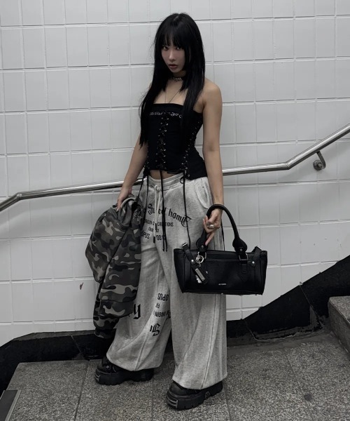 EYEER(イワイイアル)の「◇EYEER◇ブランド直輸入正規品/ER スクエア ショルダー バッグ ER SQUARE SHOULDER BAG(ショルダーバッグ・レディース・レッド/グレー/ブラック・S)」の7枚目の写真