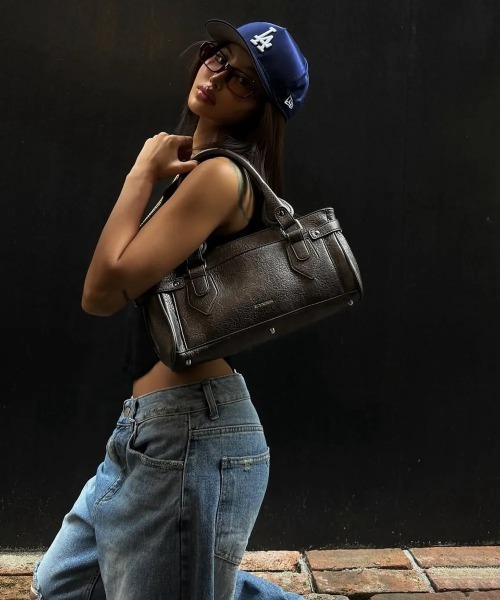 EYEER(イワイイアル)の「◇EYEER◇ブランド直輸入正規品/ER スクエア ショルダー バッグ ER SQUARE SHOULDER BAG(ショルダーバッグ・レディース・レッド/グレー/ブラック・S)」の13枚目の写真