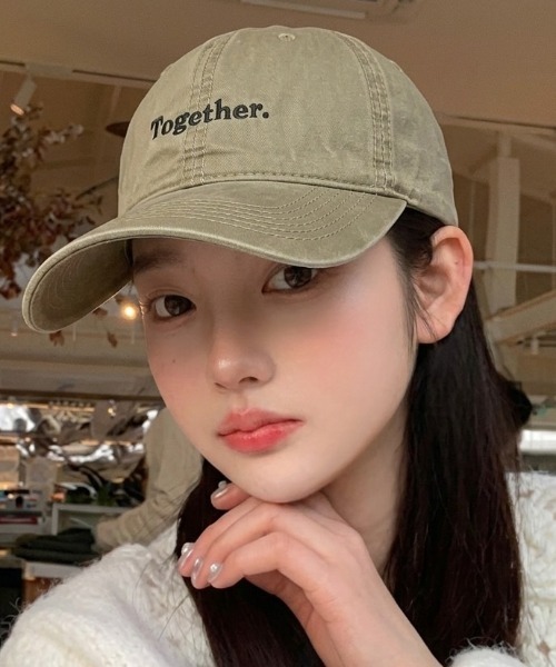 Teem Store（チームストア）の「【Together.】配色レタリング刺繍キャップ（キャップ・レディース・ネイビー/ベージュ/チャコール/ピンク/ブラック/ワイン・F）」の4枚目の写真