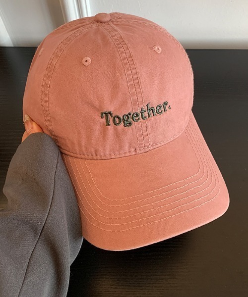 Teem Store（チームストア）の「【Together.】配色レタリング刺繍キャップ（キャップ・レディース・ネイビー/ベージュ/チャコール/ピンク/ブラック/ワイン・F）」の6枚目の写真