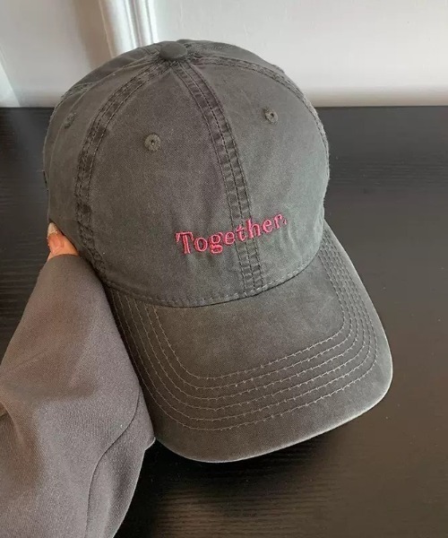 Teem Store（チームストア）の「【Together.】配色レタリング刺繍キャップ（キャップ・レディース・ネイビー/ベージュ/チャコール/ピンク/ブラック/ワイン・F）」の16枚目の写真