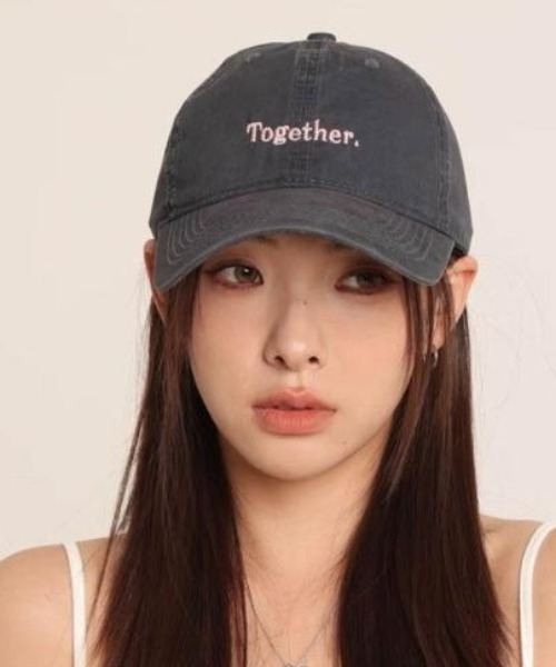 Teem Store（チームストア）の「【Together.】配色レタリング刺繍キャップ（キャップ・レディース・ネイビー/ベージュ/チャコール/ピンク/ブラック/ワイン・F）」の9枚目の写真