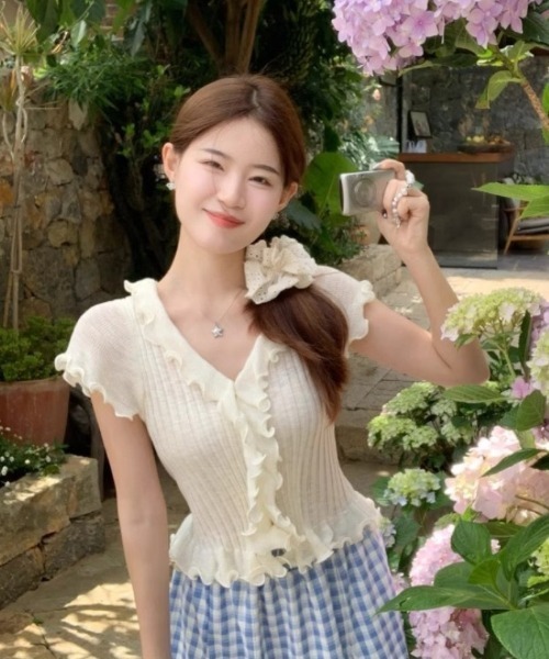 Ritzy(リッツィー)の「フリル V ネック ノースリーブニットトップス(Tシャツ/カットソー・レディース・パープル/ホワイト/ライトイエロー/ライトブルー/ブラック・FREE)」の14枚目の写真