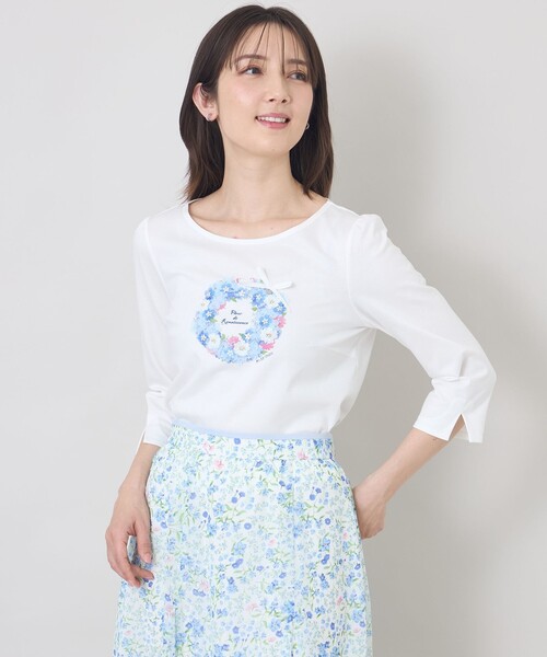 TO BE CHIC(トゥー ビー シック)の「フルールモチーフ カットソー(Tシャツ/カットソー・レディース・オフホワイト/ブラック・42/40)」の1枚目の写真