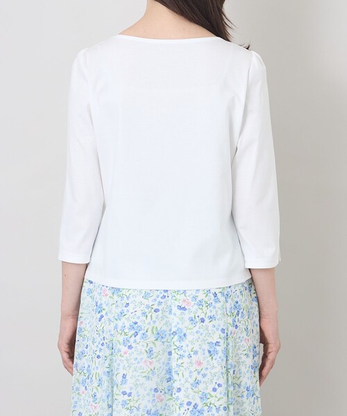 TO BE CHIC(トゥー ビー シック)の「フルールモチーフ カットソー(Tシャツ/カットソー・レディース・オフホワイト/ブラック・42/40)」の7枚目の写真