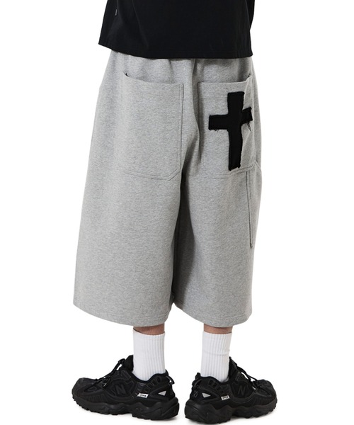 OY(オーワイ)の「『OY/オーワイ』CROSS PATCH SWEAT SHORTS/クロスパッチショートパンツ(スウェットパンツ・メンズ・ブラック/グレー・M/L)」の2枚目の写真