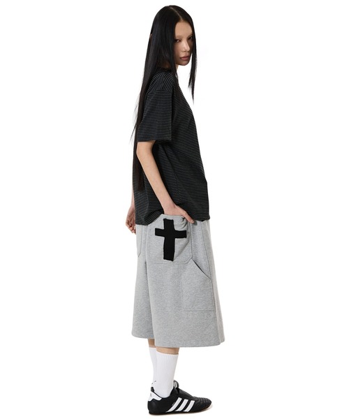 OY(オーワイ)の「『OY/オーワイ』CROSS PATCH SWEAT SHORTS/クロスパッチショートパンツ(スウェットパンツ・メンズ・ブラック/グレー・M/L)」の5枚目の写真
