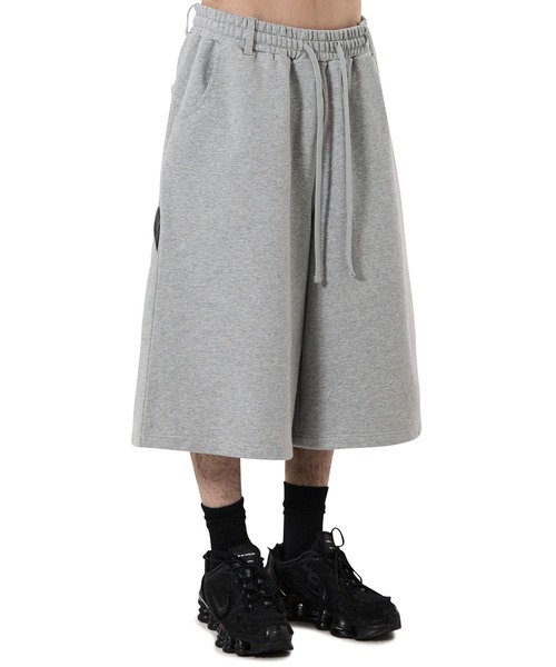 OY(オーワイ)の「『OY/オーワイ』CROSS PATCH SWEAT SHORTS/クロスパッチショートパンツ(スウェットパンツ・メンズ・ブラック/グレー・M/L)」の3枚目の写真