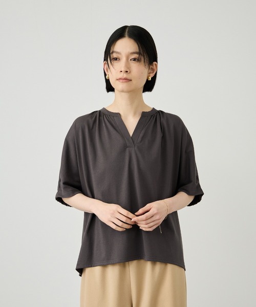 Mac-House（マックハウス）の「【Idnes / イドネス】シルケット バックギャザー スキッパーカットソー（Tシャツ/カットソー・レディース・ベージュ/ブルー/ブラック・FREE）」の2枚目の写真