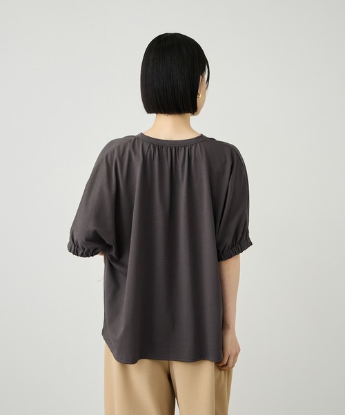 Mac-House（マックハウス）の「【Idnes / イドネス】シルケット バックギャザー スキッパーカットソー（Tシャツ/カットソー・レディース・ベージュ/ブルー/ブラック・FREE）」の4枚目の写真