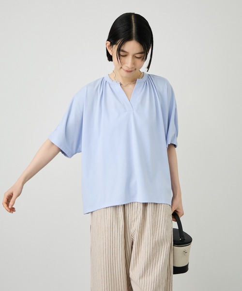 Mac-House（マックハウス）の「【Idnes / イドネス】シルケット バックギャザー スキッパーカットソー（Tシャツ/カットソー・レディース・ベージュ/ブルー/ブラック・FREE）」の7枚目の写真