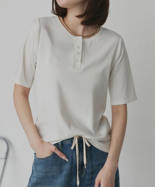 ad thie(アドティエ)の「CICA配合 ヘンリーネック リブトップス(Tシャツ/カットソー・レディース・オフホワイト/ブラック・FREE)」の1枚目の写真