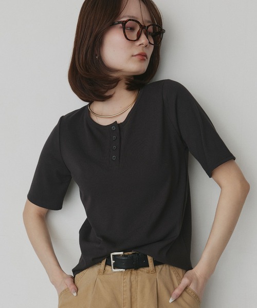ad thie(アドティエ)の「CICA配合 ヘンリーネック リブトップス(Tシャツ/カットソー・レディース・オフホワイト/ブラック・FREE)」の2枚目の写真