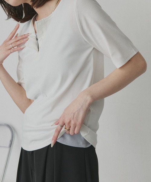 ad thie(アドティエ)の「CICA配合 ヘンリーネック リブトップス(Tシャツ/カットソー・レディース・オフホワイト/ブラック・FREE)」の16枚目の写真