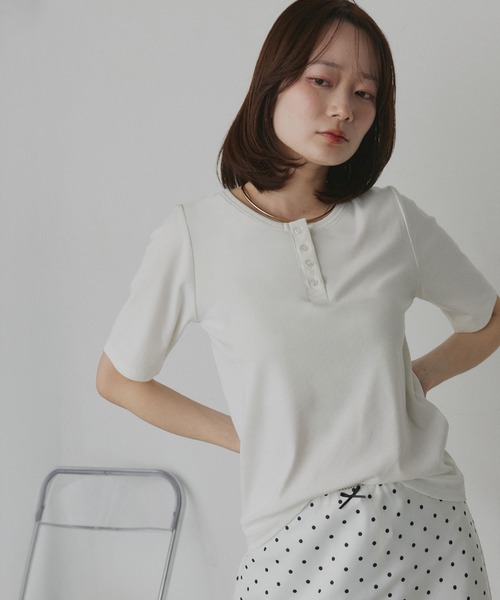 ad thie(アドティエ)の「CICA配合 ヘンリーネック リブトップス(Tシャツ/カットソー・レディース・オフホワイト/ブラック・FREE)」の18枚目の写真
