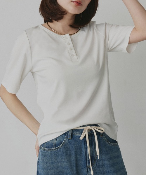 ad thie(アドティエ)の「CICA配合 ヘンリーネック リブトップス(Tシャツ/カットソー・レディース・オフホワイト/ブラック・FREE)」の19枚目の写真