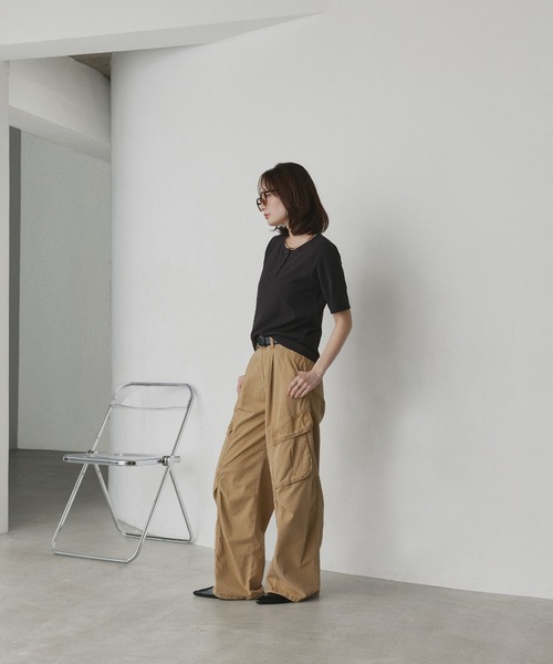 ad thie(アドティエ)の「CICA配合 ヘンリーネック リブトップス(Tシャツ/カットソー・レディース・オフホワイト/ブラック・FREE)」の3枚目の写真