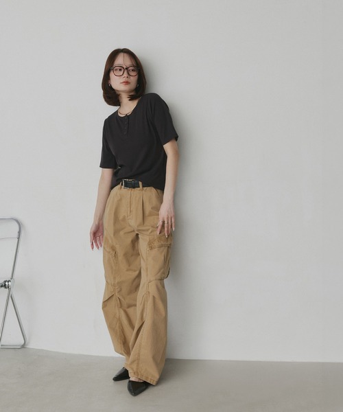ad thie(アドティエ)の「CICA配合 ヘンリーネック リブトップス(Tシャツ/カットソー・レディース・オフホワイト/ブラック・FREE)」の4枚目の写真